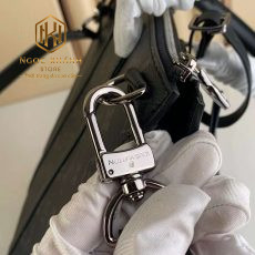 tui xach nam louis vuitton mau den hoa tiet hoa logo quai xach dang dung 8