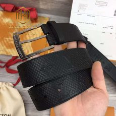 that lung louis vuitton nam day van caro nho khoa kim bong 2