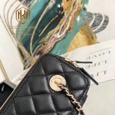 tui xach nu chanel vanity mau den hoa tiet logo vang day chuoi hat 2