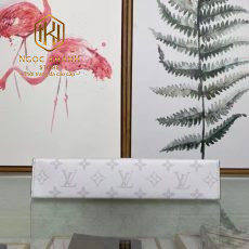 vi nam louis vuitton cam tay mau trang hoa tiet hoa xam 8