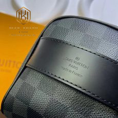 vi nam louis vuitton toyletri poucch cam tay hoa tiet caro den 3