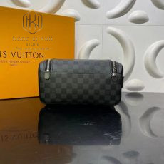 vi nam louis vuitton toyletri poucch cam tay hoa tiet caro den 4