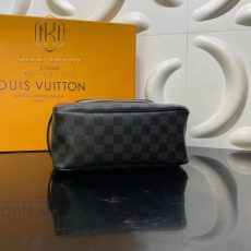 vi nam louis vuitton toyletri poucch cam tay hoa tiet caro den 6