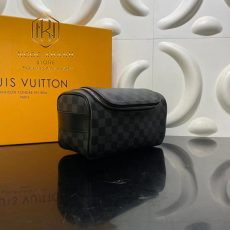 vi nam louis vuitton toyletri poucch cam tay hoa tiet caro den 7