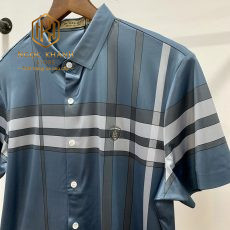 AO PHONG BURBERRY HOA TIET KE XANH DUONG DANG CAI CUC LOGO CHU APBB07 1