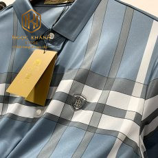 AO PHONG BURBERRY HOA TIET KE XANH DUONG DANG CAI CUC LOGO CHU APBB07 4