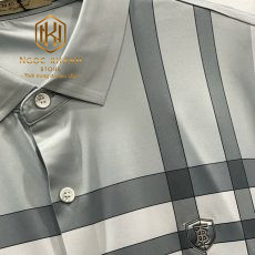 AO PHONG BURBERRY HOA TIET KE XANH NGOC DANG CAI CUC LOGO CHU APBB03 1