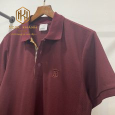 AO PHONG BURBERRY MAU DO HOA TIET LOGO TRUOC NGUC APBB05 7