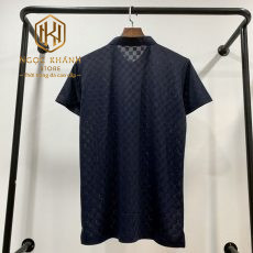 AO PHONG NAM LOUIS VUITTON HOA TIET CARO CHIM LOGO HOA TRUOC NGUC APLV01 1