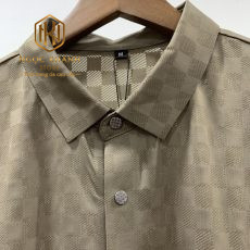 AO PHONG NAM LOUIS VUITTON HOA TIET CARO CHIM LOGO HOA TRUOC NGUC APLV01 5