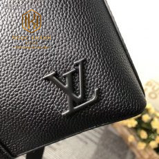 TUI XACH NAM LOUIS VUITTON MAU DEN DA NHAN HOA TIET LOGO NOI GOC TXLV01 2 1