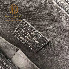 TUI XACH NAM LOUIS VUITTON MAU DEN DA NHAN HOA TIET LOGO NOI GOC TXLV01 8 1