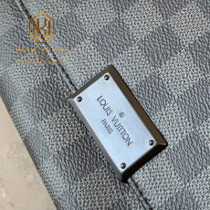 TÚI ĐEO CHÉO LOUIS VUITTON MÀU ĐEN HỌA TIẾT