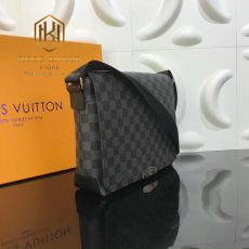 Túi đeo chéo Louis Vuitton