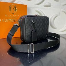 Túi đeo chéo Louis Vuitton