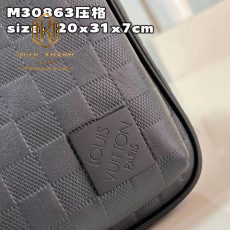 Túi đeo chéo Louis Vuitton nam