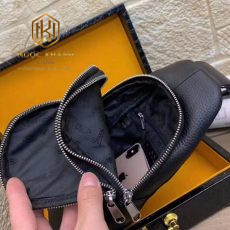 Túi đeo chéo nam Gucci