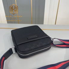 Túi đeo chéo nam Gucci