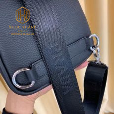 Túi đeo chéo nam Prada