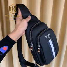 Túi đeo chéo nam Prada