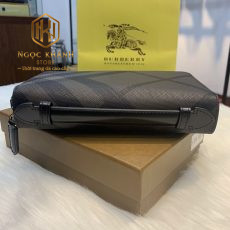 Ví nam Burberry cầm tay