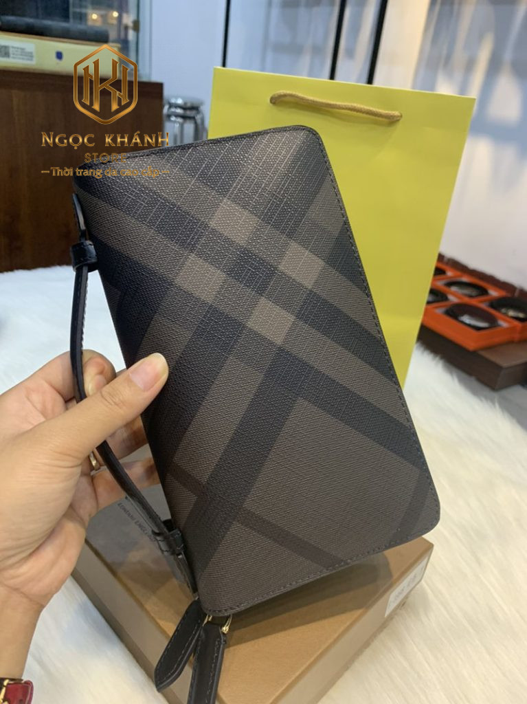 Ví nam Burberry cầm tay