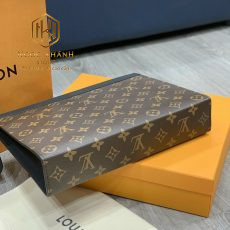 Ví nam Louis Vuitton cầm tay