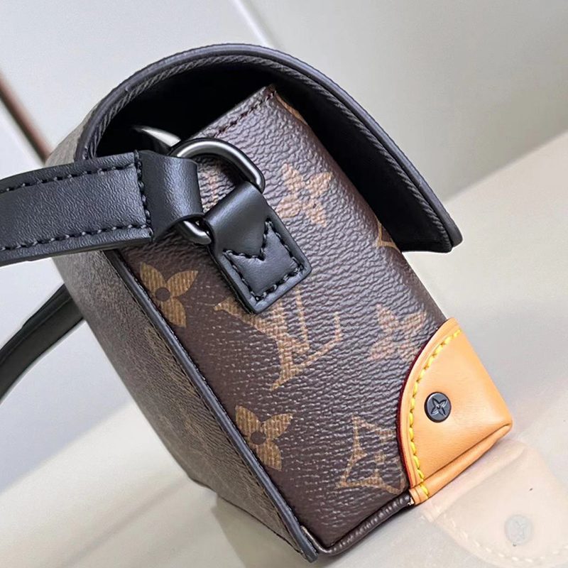 Túi đeo chéo Louis Vuitton