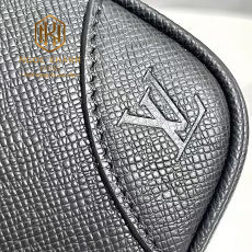 Túi xách nam Louis Vuitton màu đen