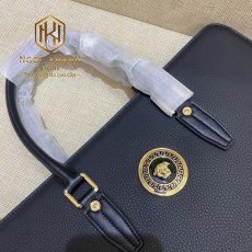 tui xach nam versace mau den da nhan hoa tiet logo vang giua 8
