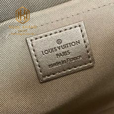 Ví nam Louis Vuitton cầm tay