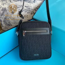 Túi đeo chéo nam Dior