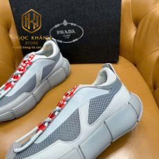 giay nam prada the thao mau xam hoa tiet chu do o giua 07