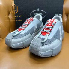 giay nam prada the thao mau xam hoa tiet chu do o giua 08