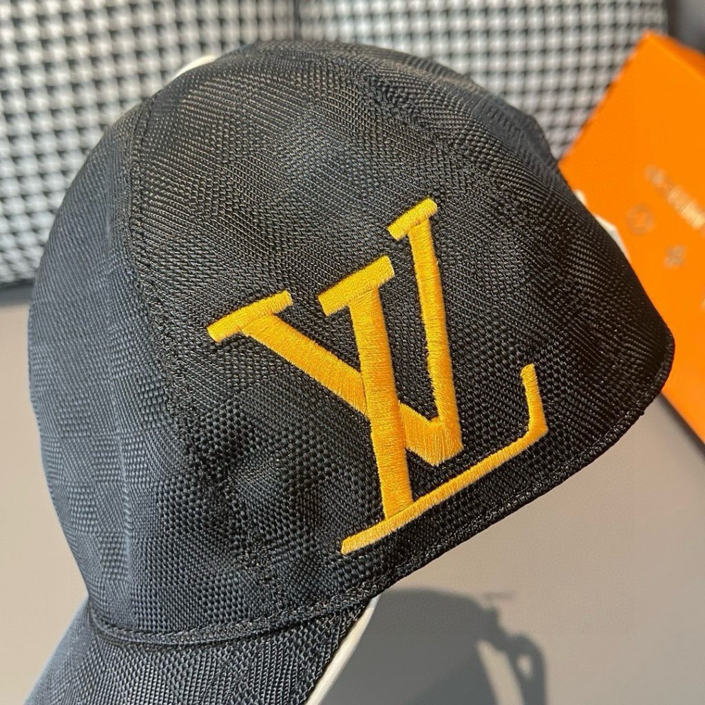 Mũ nam Louis Vuitton màu đen