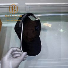 Mũ nam Louis Vuitton màu đen