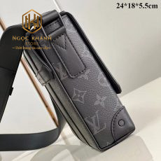 tui deo cheo nam louis vuitton mau den hoa tiet hoa logo dang hop nap day 7