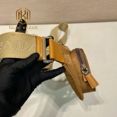 Túi đeo chéo nam Prada