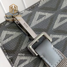 vi nam dior cam tay hoa mu ghi 9