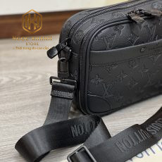 Túi đeo chéo nam Louis Vuitton