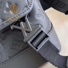 tui deo cheo nam louis vuitton mau den hoa tiet hoa logo dang hop nap day 2 1