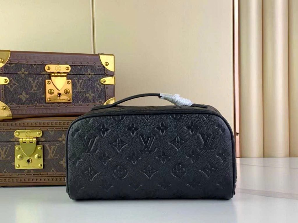Ví nam Louis Vuitton cầm tay
