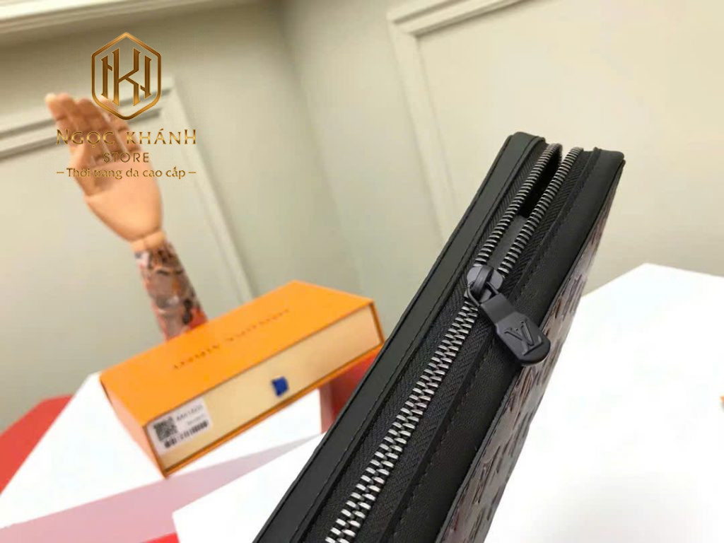 Ví nam Louis Vuitton cầm tay