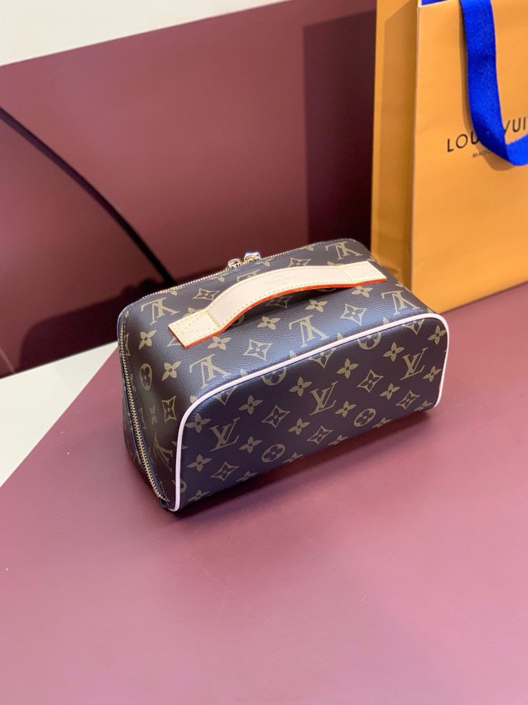 Ví nam Louis Vuitton cầm tay