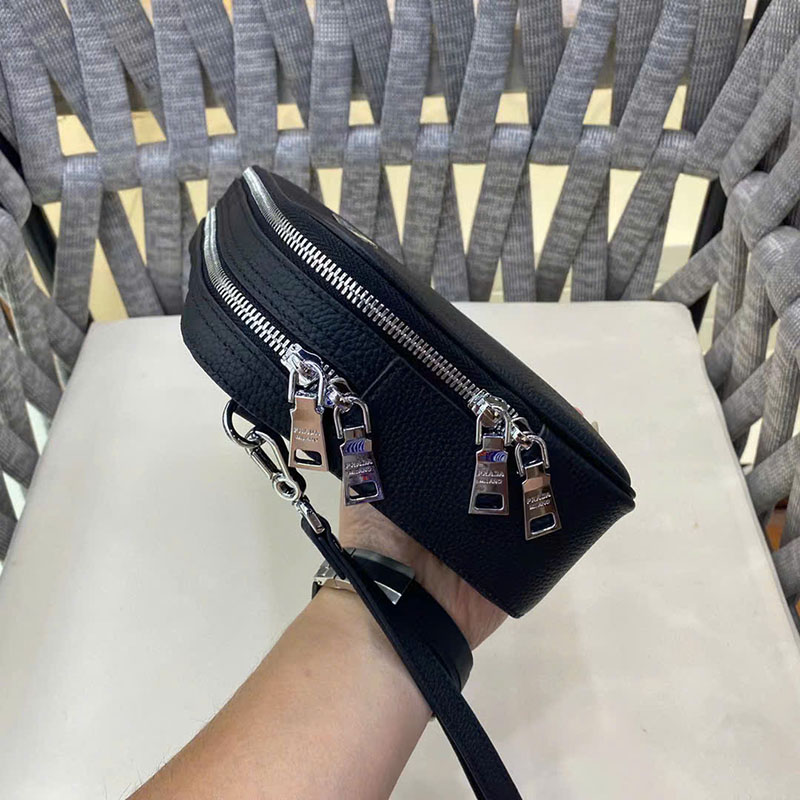 Ví nam Prada cầm tay