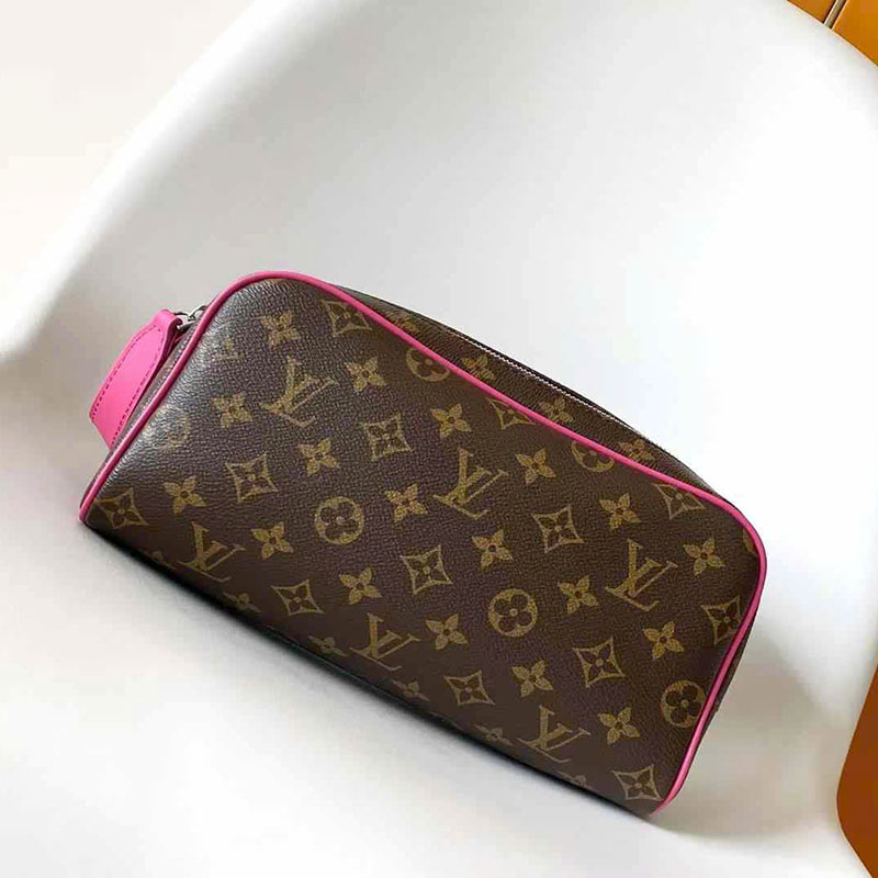 vi nam louis vuitton Dopp Kit cam tay hoa tiet hoa nau quai vang 7