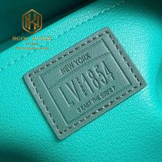 vi nam louis vuitton Dopp Kit cam tay mau xanh luc hoa tiet logo kem charm 4