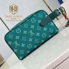 vi nam louis vuitton Dopp Kit cam tay mau xanh luc hoa tiet logo kem charm 5