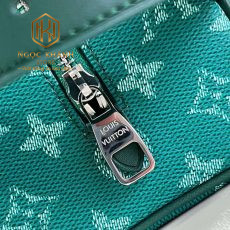 vi nam louis vuitton Dopp Kit cam tay mau xanh luc hoa tiet logo kem charm 7