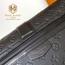 TUI DEO CHEO NAM LOUIS VUITTON S CAPE MAU DEN HOA TIET LOGO CHIM NAP DAY TNLV102 8